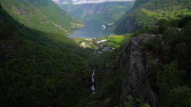 Geiranger fiyort, Norveç. Storfjorden (Büyük Fiyort) 'un bir kolu olan Sunnylvsfjorden' den 15 km (9.3 mi) uzunluğunda bir daldır.).
