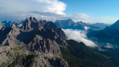 Ulusal Doğa Parkı Tre Cime Dolomites Alplerinde. İtalya 'nın güzel doğası. Hava FPV İHA uçuşları