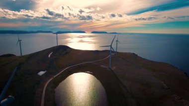 Elektrik üretimi için yel değirmenleri. Kuzey Kutup Bölgesi Havoygavelen yel değirmeni parkı, Havoysund, Kuzey Norveç Hava Görüntüleri.