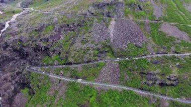 Trol Yolu Trollstigen veya Norveç 'teki Trol stigveien kıvrımlı dağ yolu. Hava görüntüleri