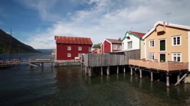 Mosjoen Norveç 'teki eski renkli evler