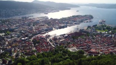 Bergen, Norveç 'in batı kıyısında Hordaland iline bağlı bir şehirdir. Bergen, Norveç 'in en büyük ikinci şehridir. Kuş uçuşu yüksekliğinden manzara. Hava FPV İHA uçuşları.