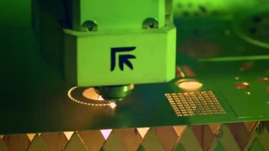 CNC lazer kesimi metal, modern endüstriyel teknoloji.
