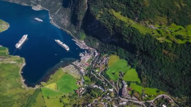 Geiranger Fiyort, Güzel Doğa Norveç Hava Görüntüleri. Storfjorden (Büyük Fiyort) 'un bir kolu olan Sunnylvsfjorden' den 15 km (9.3 mi) uzunluğunda bir daldır.).