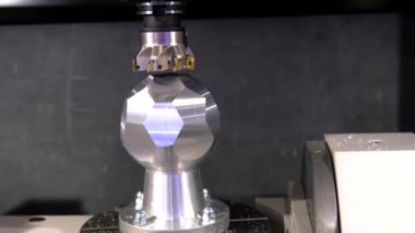 Metal işleten CNC değirmen makinesi. Metal modern işleme teknolojisi kesiliyor.