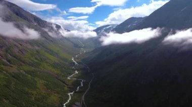 Havadan çekilen görüntüler Güzel Doğa Norveç. Göl ve fiyortların üzerinden uçuyor. Kuş bakışı görüş..