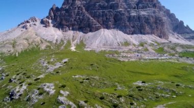 Ulusal Doğa Parkı Tre Cime Dolomites Alplerinde. İtalya 'nın güzel doğası. Hava FPV İHA uçuşları
