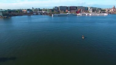 Amsterdam, Hollanda üzerindeki şehir hava manzarası. Kuşun uçuşundan görüntü