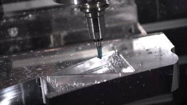 Metal işleten CNC değirmen makinesi. Metal modern işleme teknolojisi kesiliyor.