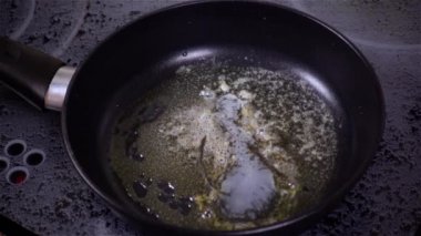 Yağda yumurta. Ağır çekimde tavada çiğ yumurta..