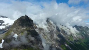 Havadan çekilen görüntüler Güzel Doğa Norveç. Göl ve fiyortların üzerinden uçuyor. Kuş bakışı görüş..