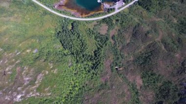 Havadan çekilen görüntüler Güzel Doğa Norveç. Göl ve fiyortların üzerinden uçuyor. Kuş bakışı görüş..