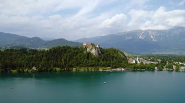 Slovenya - Aerial view tatil beldesi Bled Gölü. FPV insansız hava aracı. Slovenya Güzel Doğa Şatosu.
