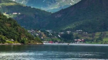 Zaman aşımı, Geiranger fiyortu, Norveç. Storfjorden (Büyük Fiyort) 'un bir kolu olan Sunnylvsfjorden' den 15 km (9.3 mi) uzunluğunda bir daldır.).