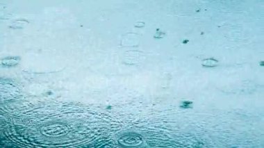 Soyut arkaplan, suya yağmur damlaları