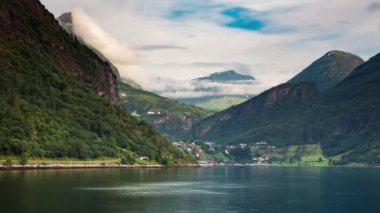 Zaman aşımı, Geiranger fiyortu, Norveç. Storfjorden (Büyük Fiyort) 'un bir kolu olan Sunnylvsfjorden' den 15 km (9.3 mi) uzunluğunda bir daldır.).