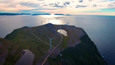 Elektrik üretimi için yel değirmenleri. Kuzey Kutup Bölgesi Havoygavelen yel değirmeni parkı, Havoysund, Kuzey Norveç Hava Görüntüleri.