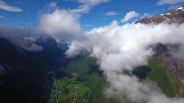 Havadan çekilen görüntüler Güzel Doğa Norveç. Göl ve fiyortların üzerinden uçuyor. Kuş bakışı görüş..