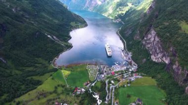 Geiranger Fiyort, Güzel Doğa Norveç Hava Görüntüleri. Storfjorden (Büyük Fiyort) 'un bir kolu olan Sunnylvsfjorden' den 15 km (9.3 mi) uzunluğunda bir daldır.).