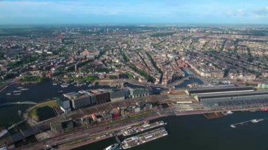 Amsterdam, Hollanda üzerindeki şehir hava manzarası. Kuşun uçuşundan görüntü