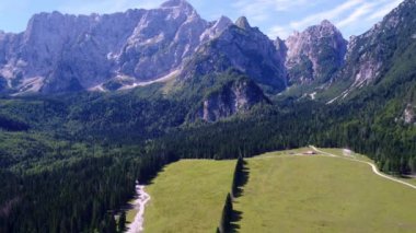 Lago di Fusine Gölü İtalya Alpleri. Hava FPV İHA uçuşları.