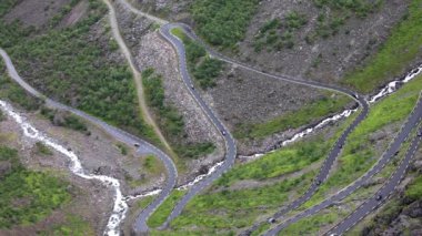 Trol Yolu Trollstigen ya da Norveç 'teki Trol stigveien kıvrılan dağ yolu.