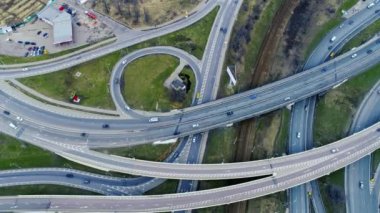 Otoyol kavşağının havadan görüntüsü. 4K (ultra yüksek çözünürlüklü (UHD)))