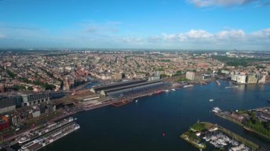 Amsterdam, Hollanda üzerindeki şehir hava manzarası. Kuşun uçuşundan görüntü