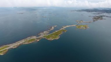 Atlantik Okyanusu Yolu veya Atlantik Yolu (Atlanterhavsveien), Norveç 'in Yüzyılın İnşaatı (Norveççe: Yüzyılın İnşaatı) olarak ödüllendirildi. Ulusal Turizm Rotası olarak sınıflandırılan yol.