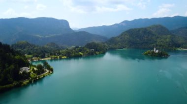 Slovenya - Aerial view tatil beldesi Bled Gölü. FPV insansız hava aracı fotoğrafçılığı. Slovenya Güzel Doğa Şatosu.