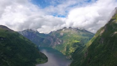Geiranger Fiyort, Güzel Doğa Norveç Hava Görüntüleri. Storfjorden (Büyük Fiyort) 'un bir kolu olan Sunnylvsfjorden' den 15 km (9.3 mi) uzunluğunda bir daldır.).