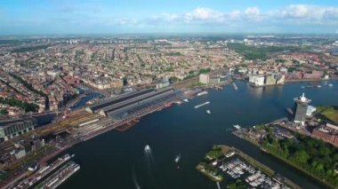 Amsterdam, Hollanda üzerindeki şehir hava manzarası. Kuşun uçuşundan görüntü