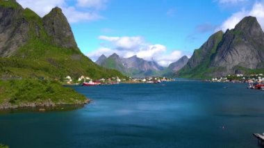 Lofoten bir adalar ilçe Nordland, Norveç içinde olduğunu. Dramatik dağlar ve tepeler, açık deniz ve korunaklı koyları, plajları ve bakir topraklar ile ayırt edici bir sahne için bilinen.