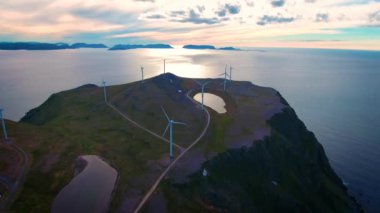 Elektrik üretimi için yel değirmenleri. Kuzey Kutup Bölgesi Havoygavelen yel değirmeni parkı, Havoysund, Kuzey Norveç Hava Görüntüleri.