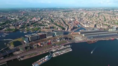 Amsterdam, Hollanda üzerindeki şehir hava manzarası. Kuşun uçuşundan görüntü