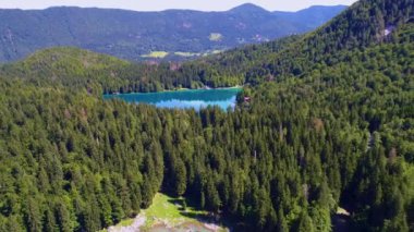 Lago di Fusine Gölü İtalya Alpleri. Hava FPV İHA uçuşları.