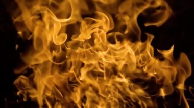 Ağır çekimde siyah arkaplanda ateş alevleri