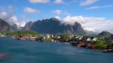 Nordland, Norveç 'teki Panorama Lofoten adaları. Dramatik dağlar ve tepeler, açık deniz ve korunaklı körfezler, plajlar ve el değmemiş topraklarla kendine özgü bir manzarası var..