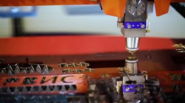 CNC lazer kesimi metal, modern endüstriyel teknoloji. Yavaş çekim 120 fps