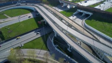 Otoyol kavşağının havadan görüntüsü. 4K (ultra yüksek çözünürlüklü (UHD)))