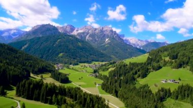 Alplerdeki güzel manzaranın manzarası, İtalya 'nın güzel doğası. Hava FPV İHA uçuşları.