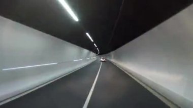 Araba, tünel bakış açısına göre gidiyor. Kusursuz döngü hızlandırılmış video