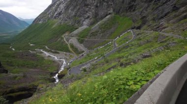 Trol Yolu Trollstigen ya da Norveç 'teki Trol stigveien kıvrılan dağ yolu.
