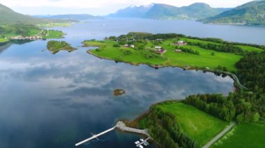 Havadan çekilen görüntüler Güzel Doğa Norveç. Hava FPV İHA uçuşları.