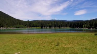 Lago di Fusine Gölü İtalya Alpleri. Hava FPV İHA uçuşları.