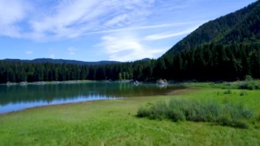 Lago di Fusine Gölü İtalya Alpleri. Hava FPV İHA uçuşları.