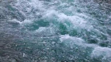 Dağ nehri suyu yavaş çekimde kapanır.