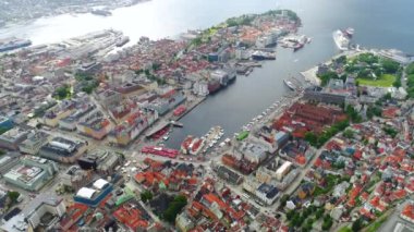 Bergen, Norveç 'in batı kıyısında Hordaland iline bağlı bir şehirdir. Bergen, Norveç 'in en büyük ikinci şehridir. Kuş uçuşu yüksekliğinden manzara. Hava FPV İHA uçuşları.
