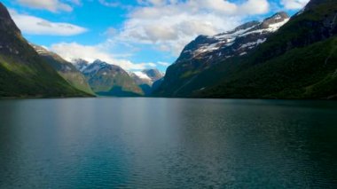 Güzel Doğa Norveç doğal manzarası. Lovatnet Gölü 'nün hava görüntüleri..