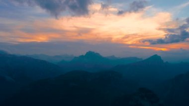 Ulusal Doğa Parkı Tre Cime Dolomites Alplerinde. İtalya 'nın güzel doğası. Gün batımında FPV İHA uçuşları